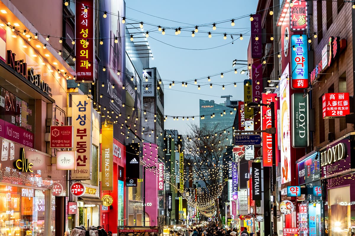 Khu phố Myeongdong rực rỡ