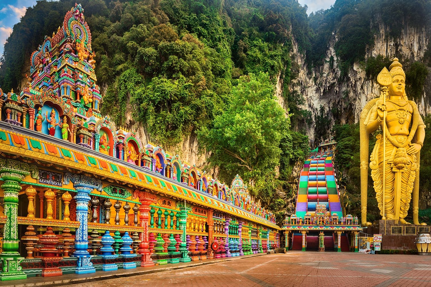 Động Batu Caves - Bức tượng thần Murugan cao 43m