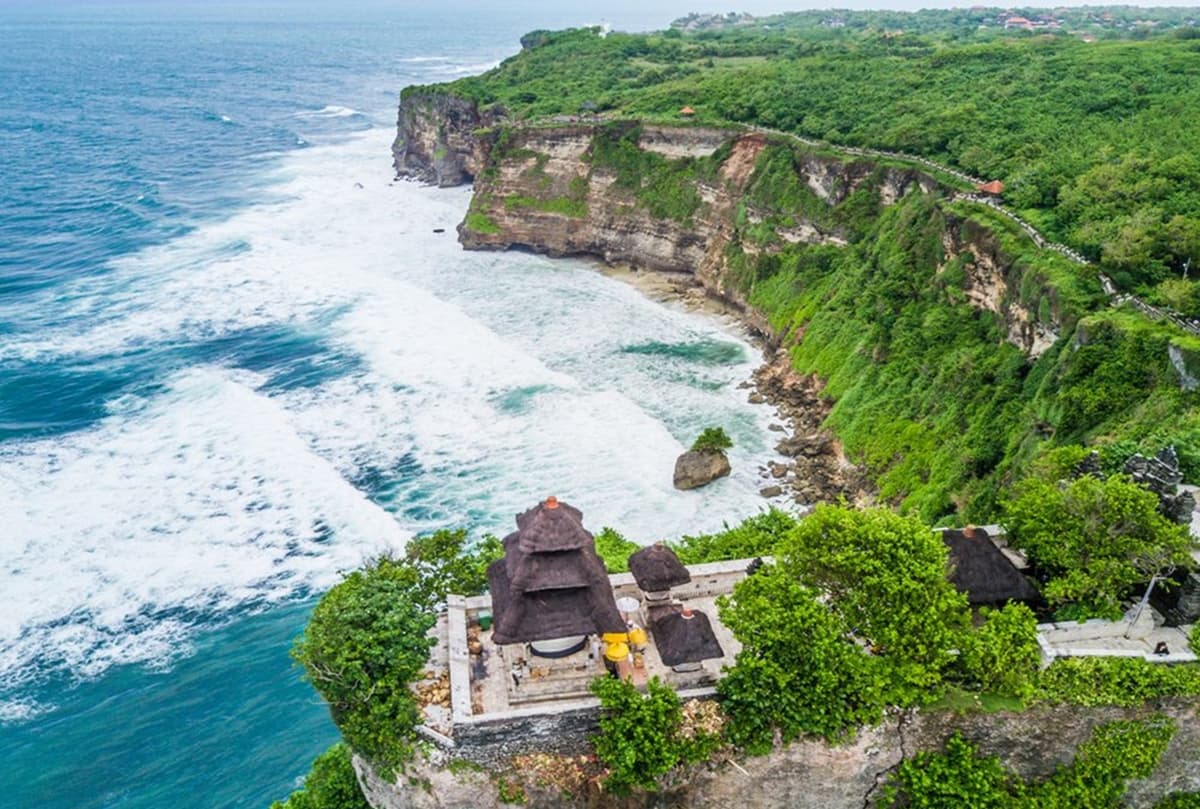 Ghé thăm Ngôi đền Uluwatu linh thiêng