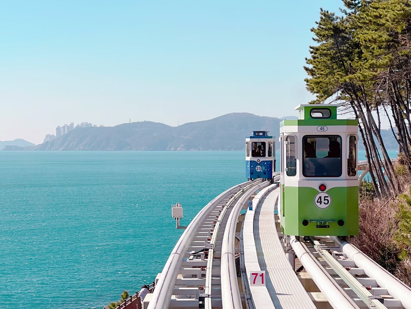 Tàu ven biển Haeundae đẹp như cổ tích